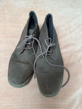 Perry Ellis Men's Suede Chukka Boots in Olive Brown